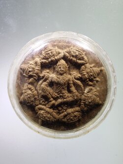 Antig LSD 053 พระเทวราชโพธิสัตว์จตุคามรามเทพ เนื้อผงว่านสีน้ำตาล ไม่ทราบรุ่น ขนาดองค์พระประมาณ 3 เซนติเมตร เลี่ยมพลาสติกมาแต่เดิม พระรายการนี้ให้เช่าบูชาแล้ว