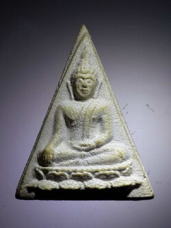 รหัสสินค้า พระไม่ทราบที่ 428 พระผงสามเหลี่ยม พิมพ์พระพุทธนั่งบัวหลังเรียบ ไม่ทราบที่