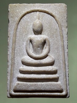 รหัสสินค้า พระสมเด็จ วัดต่างๆ 1323 พระสมเด็จเนื้อผงหลังรูปเหมือนหลวงพ่อแพ วัดพิกุลทอง จังหวัดสิงห์บุรี ไม่ทราบปีที่สร้าง