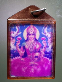 รหัสสินค้า เครื่องราง ล็อตเก็ต ภาพถ่าย 100 ภาพถ่ายพระแม่อุมาเทวี เลี่ยมพลาสติกพร้อมใช้ ไม่ทราบที่ เก่ามีอายุ