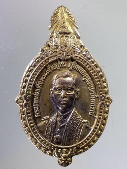 Antig Pim 417 เหรียญเข็มกลัดกะไหล่ทอง พระบาทสมเด็จพระเจ้าอยู่หัว ภูมิพลอดุลยเดชมหาราช รัชกาลที่ 9 ที่ระลึก 5 ธันวามหาราชปี 2535