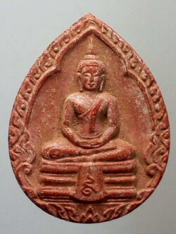 รหัสสินค้า พระไม่ทราบที่ 137 พระผงกลีบบัวหลวงพ่อโสธร ด้านหลังมีรอยปั๊มตรายาง แต่ไม่ชัด ไม่ทราบที่