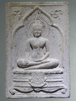 รหัสสินค้า พระเนื้อดิน ผง ว่าน 10437 พระประธานโบสถ์ เนื้อผง ข้างยันต์ พุทโธ ที่ระลึกงานยกช่อฟ้าพระอุโบสถ วัดบึงตะกู อำเภอบ่อทอง จังหวัดชลบุรี