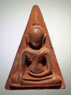 รหัสสินค้า พิษณุโลก 014 พระนางพญาเนื้อผง หลังสมเด็จพระนเรศวรมหาราช หลั่งสิโนทก รุ่นมงคลแผ่นดินดีสร้างปี 2551 กด code ปั๊มตรายาง