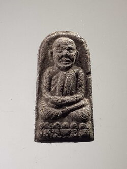 รหัสสินค้า หลวงปู่ทวด วัดต่างๆ 300 หลวงปู่ทวด เนื้อว่าน หลังเรียบ พิมพ์พระรอดเล็ก วัดช้างให้ จังหวัดปัตตานี ไม่ทราบปีที่สร้าง