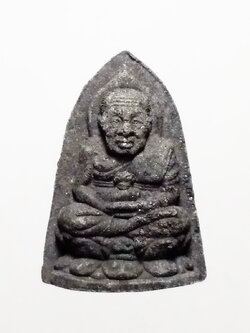 รหัสสินค้า หลวงปู่ทวด วัดต่างๆ 409 หลวงปู่ทวด เหยียบน้ำทะเลจืด เนื้อผงใบลาน วัดช้างให้ จังหวัดปัตตานี หลังตัวหนังสือ น.