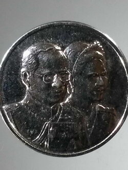 รหัสสินค้า พระมหากษัตริย์และบุคคลสำคัญ 320 เหรียญกะไหล่นิกเกิล ที่ระลึก 60 ปี ราชาภิเษกสมรส ในหลวงรัชกาลที่ 9 สร้างปี 2553