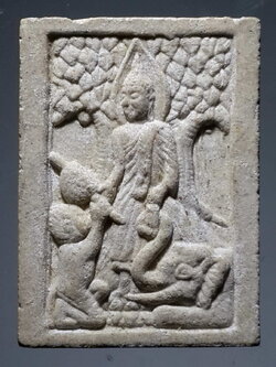 รหัสสินค้า พระไม่ทราบที่ 381 พระพุทธเนื้อผง ปางป่าเลไลย์ หลังยันต์ห้า ด้านหลังมีชื่อย่อวัด ว.ต. ไม่ทราบที่