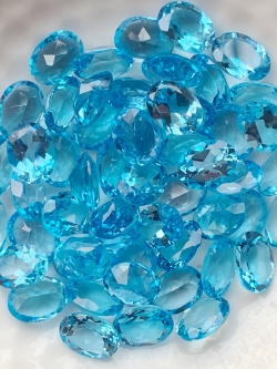 บลูโทปาสไข่ 8X6 มม. 5 กะรัต