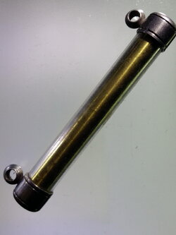 รหัสสินค้า เครื่องราง ล็อตเก็ต ภาพถ่าย 175 ตะกรุดทองฝาบาตร ไม่ทราบสำนัก พร้อมหลอดใส่ตะกรุด