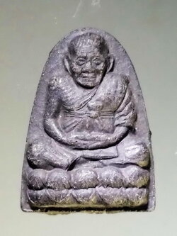 รหัสสินค้า หลวงปู่ทวด วัดต่างๆ 251 หลวงปู่ทวด เนื้อผงใบลาน วัดช้างให้ จังหวัดปัตตานี รุ่นพุทธบารมี พระรายการนี้ให้เช่าบูชาแล้ว