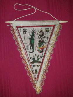 รหัสสินค้า ผ้ายันต์สำนักต่างๆ 059 ผ้ายันต์ธง ติดหน้ารถยนต์ นางมัจฉา และจะเข้คาบดอกบัว