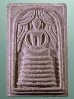 Antig FB 12176 พระสมเด็จแหวกม่าน พิมพ์หลังเรียบ หลวงพ่อสาย วัดดอนกระต่ายทอง จังหวัดอ่างทอง พิมพ์หลังเรียบหายากมากๆครับ สร้างน้อยมาก ส่วนใหญ่จะเจอแต่เป็นพิมพ์หลังยันต์และมีตัวหนังสือ พิมพ์หลังเรียบนี้