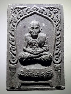 รหัสสินค้า หลวงปู่ทวด วัดต่างๆ 353 หลวงปู่ทวด หลวงพ่อลำใย วัดทุ่งลาดหญ้า จังหวัดกาญจนบุรี รุ่น นะมารวย พระรายการนี้ให้เช่าบูชาแล้ว