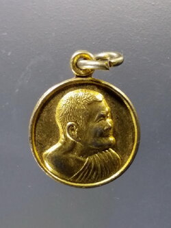 Antig Pim 029 เหรียญกลมเล็กกะไหล่ทอง หลังดอกบัว ฉลองอายุครบ 98 ปี หลวงปู่แหวน วัดดอยแม่ปั๋ง จังหวัดเชียงใหม่ สร้างปี 2528 เปลี่ยนสภาพสวยมากท่านสุภาพสตรีไม่ควรพลาดครับ