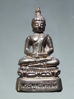 รหัสสินค้า พระมีกล่อง 208 รูปหล่อเนื้อโลหะผสม หล่อก้นถ้วย พระพุทธสิหิงค์ รุ่นแรก วัดบางแคใหญ่ อำเภออัมพวา จังหวัดสมุทรสงคราม สร้างปี 2566