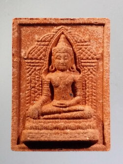 รหัสสินค้า พระมีกล่อง 3660 พระผงเศรษฐี วัดพระธาตุดอยเวียงชัยมงคล ตำบลโหล่งขอด อำเภอพร้าว จังหวัดเชียงใหม่ สร้างปี 2556 รุ่นสร้างโรงเรียน