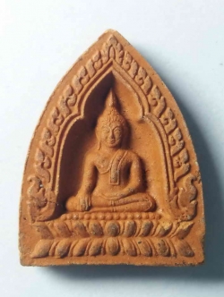 รหัสสินค้า พิจิตร 031 หลวงพ่อโตเนื้อดินเผา ที่ระลึก 300 ปี วัดโพธิ์ประทับช้าง จังหวัดพิจิตร สร้างปี 2542 พระรายการนี้ให้เช่าบูชาแล้ว