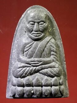 รหัสสินค้า หลวงปู่ทวด วัดต่างๆ 144 หลวงปู่ทวด วัดช้างให้ จ.ปัตตานี ไม่ทราบปีที่สร้าง เนื้อผงใบลาน พิมพ์เตารีดหัวมน หลังยันต์นะเฉลียวเพชร