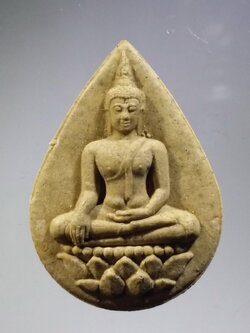 รหัสสินค้า พระมีกล่อง 3719 พระพุทธหลวงพ่อทองคำ วัดไตรมิตรวิทยาราม สร้างปี 2554 เนื้อผงพิมพ์กลีบบัว เจ้าคุณธงชัย ปลุกเสก