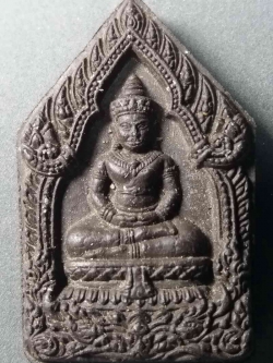 รหัสสินค้า สุรินทร์ 001 พระผงพิมพ์พระพุทธทรงเครื่องจักรพรรดิ พระอาจารย์โบรี วัดสว่างโสภณ (สว่างไสว) ตำบลตานี อำเภอปราสาท จังหวัดสุรินทร์