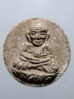 รหัสสินค้า หลวงปู่ทวด วัดต่างๆ 410 หลวงปู่ทวด เนื้อผงจันทร์ลอยหลังพระเจ้าห้าพระองค์ (พิมพ์งบน้ำอ้อย) ไม่ทราบที่