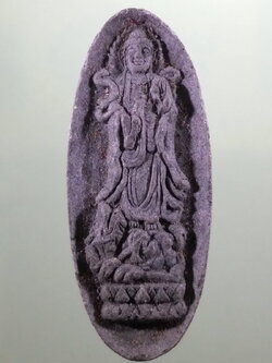 Antig FB 12163 พระโพธิสัตว์ เจ้าแม่กวนอิม เนื้อผงใบลาน แจกในงานเทศกาลกินเจ ศาลเจ้าท่าเรือ จังหวัดภูเก็ต สร้างปี 2548 ขนาดเทียบกับเหรียญบาท