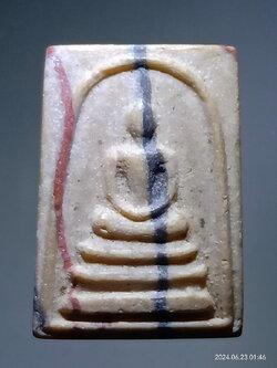 รหัสสินค้า พระสมเด็จ วัดต่างๆ 1205 พระสมเด็จ เนื้อผง น้ำมัน ลายธงชาติ พิมพ์คะแนน หลวงพ่อกวยวัดโฆสิตาราม จังหวัดชัยนาท พิมพ์ยันต์นูน