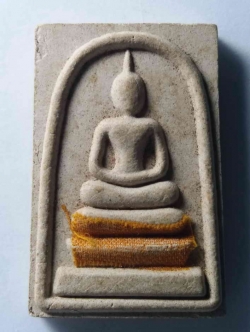 รหัสสินค้า พระสมเด็จ วัดต่างๆ 204 พระสมเด็จเนื้อผงติดจีวร หลวงพ่อเกลี้ยง วัดเทพสวรรค์สีมาราม อำเภอแม่วงก์ จังหวัดนครสวรรค์ รุ่นสร้างโบสถ์