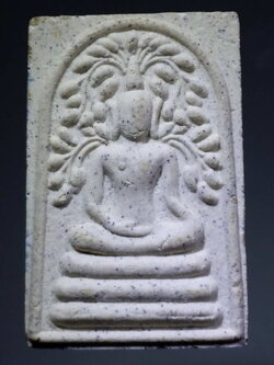 รหัสสินค้า พระไม่ทราบที่ 223 พระสมเด็จปรกโพธิ์ พิมพ์สะดุ้งกลับ ด้านข้างปั๊มตรายาง ไม่ทราบที่ พระรายการนี้ให้เช่าบูชาแล้ว