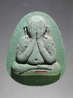 รหัสสินค้า พระมีกล่อง 313 พระปิดตาพิมพ์จัมโบ้ปลดหนี้ รวย 8 ทิศ เนื้อเขียวเหนี่ยวทรัพย์ ฝังตะกรุด หลวงพ่อพัฒน์ ปุญญกาโม วัดห้วยด้วน ตำบลธารทหาร อำเภอหนองบัว จังหวัดนครสวรรค์