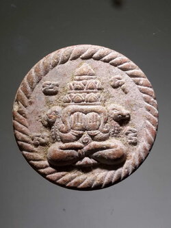 รหัสสินค้า พระไม่ทราบที่ 366 พระปิดตาพังพระกาฬ เนื้อผงจันทร์ลอย หลังยันต์กระบองไขว้ ไม่ทราบที่