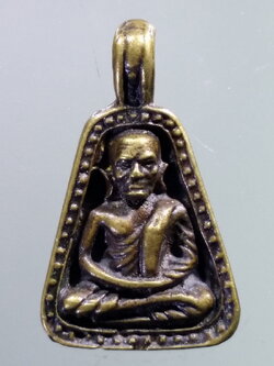 รหัสสินค้า เหรียญคณาจารย์ 7211 เหรียญหล่อ จอบใหญ่ หลวงพ่อเงิน วัดบางคลาน จังหวัดพิจิตร สร้างปี 2535 พระรายการนี้ให้เช่าบูชาแล้ว