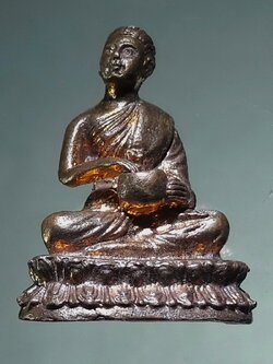 รหัสสินค้า พระกริ่ง พระหล่อ 857 รูปหล่อเนื้อนวโลหะหล่อก้นถ้วย พระสิวลีจกบาตร ไม่ทราบที่ เก่าครับ มีอายุ