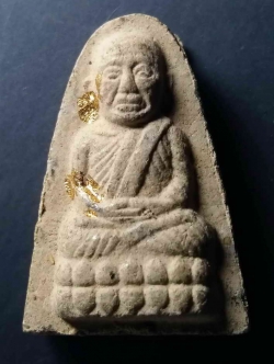 รหัสสินค้า พระไม่ทราบที่ 047 หลวงปู่ทวดเนื้อผง หลังพระคาถาหัวใจคาถาชินบัญชร ไม่ทราบที่ ตัวอักษรด้านหลังเขียนว่า ชินะปัญชะระปะริตตังมังรักขะตุสัพพะทา พระรายการนี้ให้เช่าบูชาแล้ว