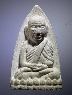 รหัสสินค้า หลวงปู่ทวด วัดต่างๆ 386 หลวงปู่ทวด เนื้อผงสีขาวหลังเรียบ ไม่ทราบวัด