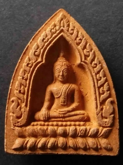 รหัสสินค้า พิจิตร 012 หลวงพ่อโต วัดโพธิ์ประทับช้าง จังหวัดพิจิตร สร้างปี 2542 ที่ระลึก 300 ปี วัดโพธิ์ประทับช้าง พระรายการนี้ให้เช่าบูชาแล้ว