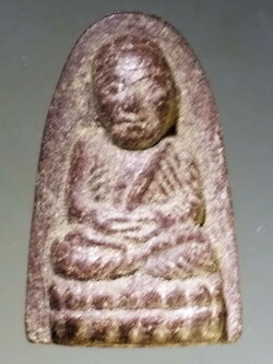 รหัสสินค้า หลวงปู่ทวด วัดต่างๆ 256 หลวงปู่ทวด เนื้อว่านสีน้ำตาล ผสมแร่เหล็กน้ำพี้ ไม่ทราบวัดที่สร้าง