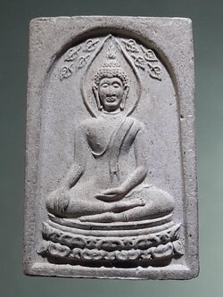 รหัสสินค้า พระเนื้อดิน ผง ว่าน 10442 พระพุทธเนื้อผง ประภามณฑลนั่งฐานบัว หลวงพ่อสวัสดิ์ อาศรมเมาส์สุขา จังหวัดชลบุรี ด้านหลังปั๊มตรายาง