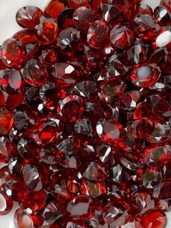 โกเมนไข่ 5X4 มม. 5 กะรัต