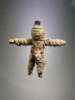 รหัสสินค้า เครื่องราง ล็อกเก็ต ภาพถ่าย 186 เครื่องรางของขลัง หุ่นพยนต์ เพศชาย ไม่ทราบสำนัก