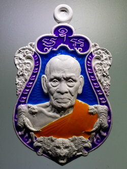 รหัสสินค้า พระมีกล่อง 044 เหรียญเสมา ๘ พยัคฆ์พันล้านหลวงพ่อพัฒน์ วัดห้วยด้วน อำเภอหนองบัว จังหวัดนครสวรรค์ เพ้นท์ขาว ฉากฟ้า ขอบม่วง ตอกโค๊ต แจก หมายเลข ๙๗๘