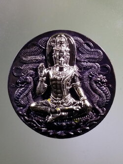 รหัสสินค้า จตุคามรามเทพ 382 พระเทวราชโพธิสัตว์จตุคามรามเทพ รุ่นเฉลิมราชย์จอมราชันย์ โคตรเศรษฐียุค 8 เหรียญบาตรน้ำมนตร์ นวโลหะ หน้ากากเงินเทวฤทธิ์ สภาพสวยมาก สร้างน้อย มี โค๊ตตอก และหมายเลขกำกับ ๑๒๑