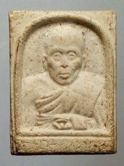 รหัสสินค้า พระไม่ทราบที่ 175 พระเกจิรูปเหมือนเนื้อผง หลังพระพุทธ ซุ้มเรือนแก้ว นั่งฐานบัวปางมารวิชัย ไม่ทราบที่