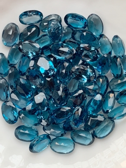 ลอนดอนบลูโทปาสไข่ 6X4 มม. 5 กะรัต