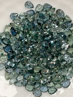 แซฟไฟร์เขียวอมน้ำเงินไข่ 4x3 mm. 1 กะรัต