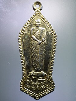 antig FB 181 เหรียญกะไหล่ทองพิมพ์ยืน หลวงพ่อสมชาย วัดเขาสุกิม จังหวัดจันทบุรีสร้างปี 2537 รุ่นโชคดี เจริญรุ่งเรือง เหลือกิน เหลือใช้