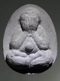 รหัสสินค้า พระเนื้อดิน ผง ว่าน 10460 พระปิดตาหลังยันต์น้ำเต้า ฝังแร่มวลสาร วัดเขาบางทราย จังหวัดชลบุรี