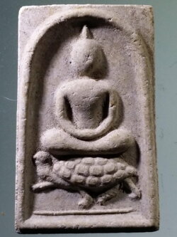 รหัสสินค้า พระสมเด็จ วัดต่างๆ 1084 พระสมเด็จ ขี่เต่า หลังเรียบ เนื้อผง ไม่ทราบที่