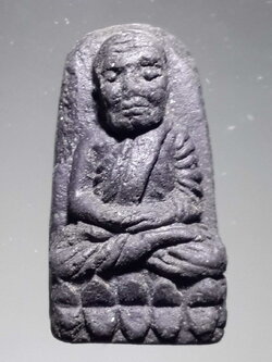 รหัสสินค้า หลวงปู่ทวด วัดต่างๆ 347 หลวงปู่ทวดเนื้อว่าน วัดช้างให้ จังหวัดปัตตานี พิมพ์พระรอดเล็ก ไม่ทราบปีที่สร้าง